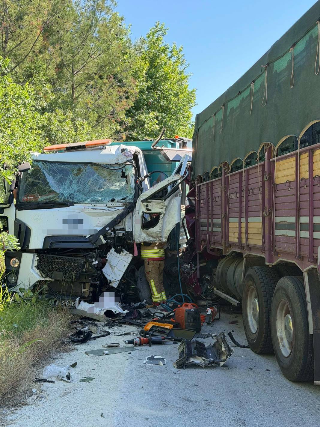 Manisa'da korkunç kaza! Kamyonlar kafa kafaya çarpıştı: Ölü ve yaralılar var 2